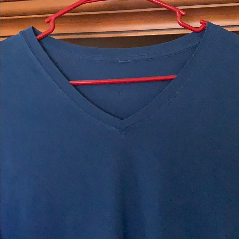 Lululemon men’s V-Neck blue short sleeve shirt
